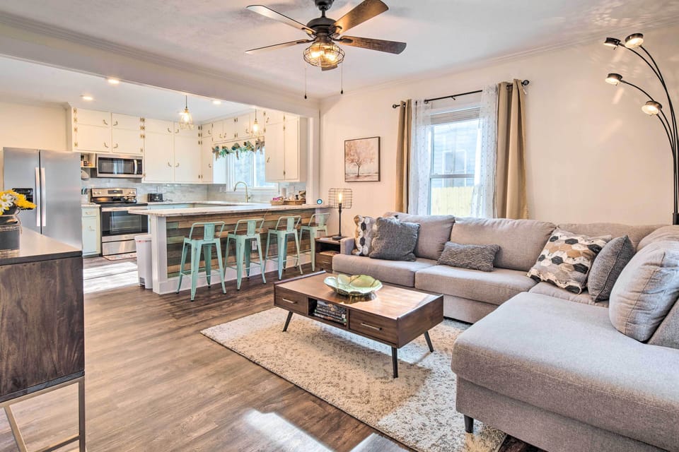 Living Room | Central A/C + Heating | Free WiFi | Smart TVs