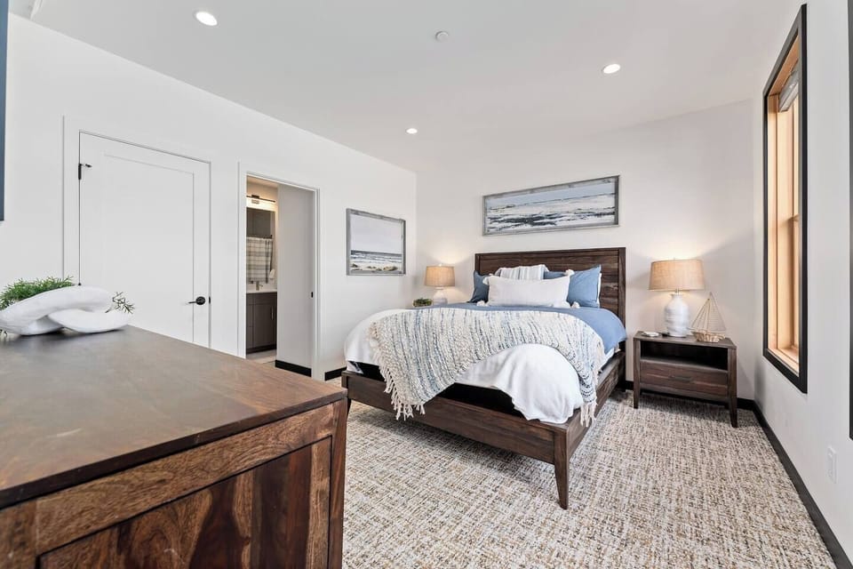 Guest bedroom on second floor, with bathroom on this side. 