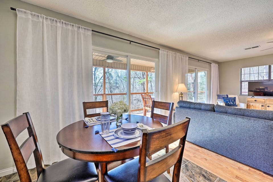 Dining Area | Dishware & Flatware Provided