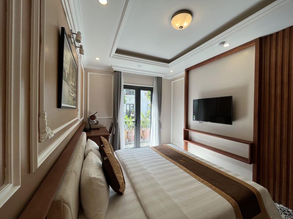 Deluxe Room, 1 Queen Bed, Balcony | Hypo-allergenic bedding, minibar, in-room safe, desk