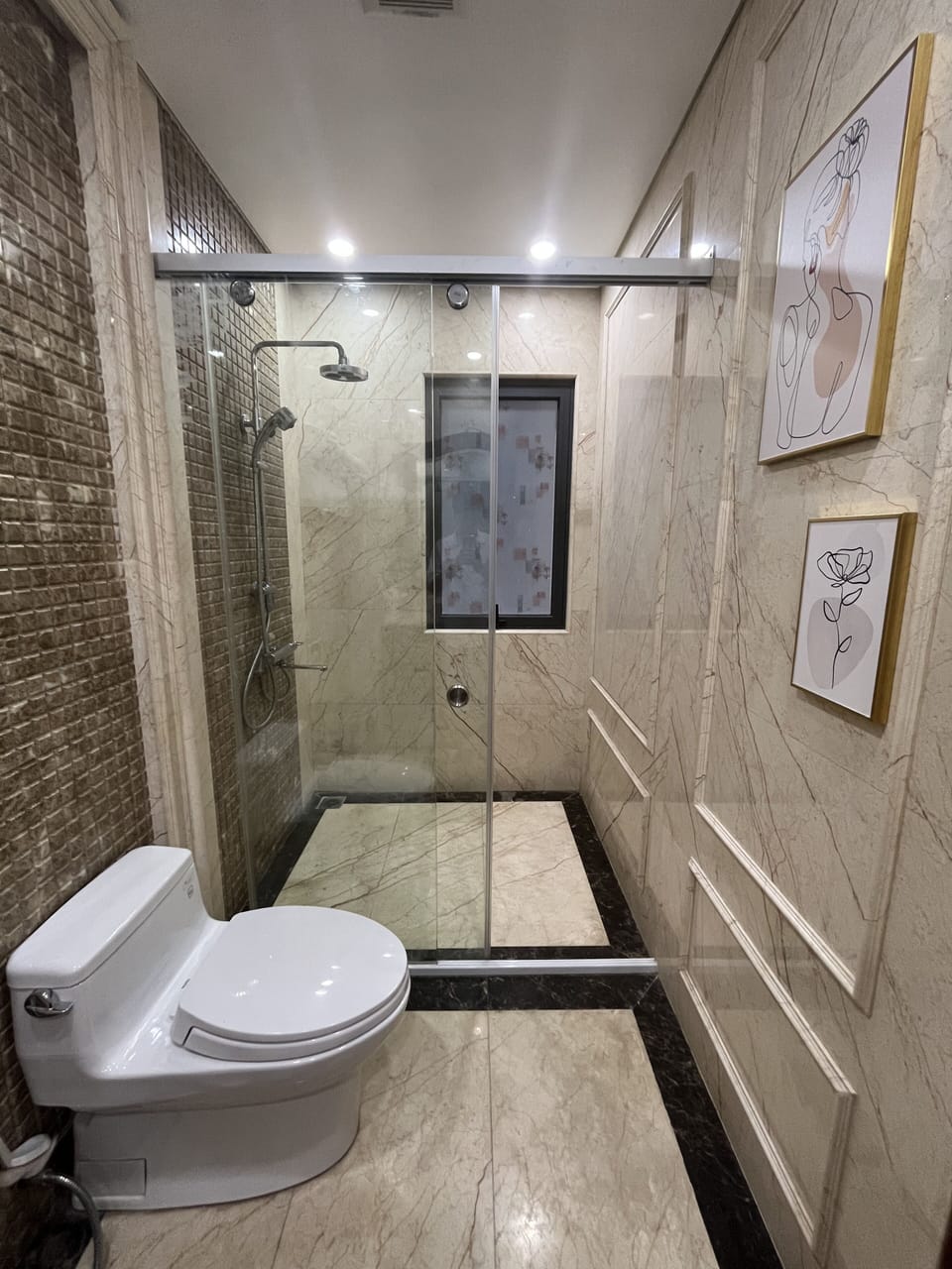 Deluxe Room, Non Smoking | Bathroom | Rainfall showerhead, free toiletries, hair dryer, slippers