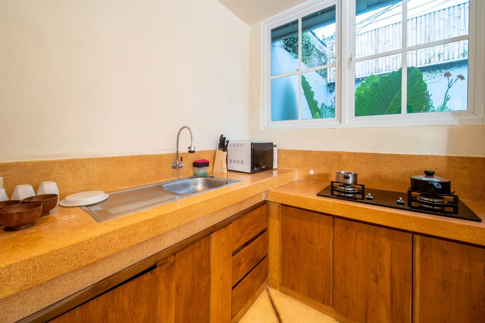 Deluxe Villa | Private kitchenette | Fridge, stovetop, coffee/tea maker, electric kettle