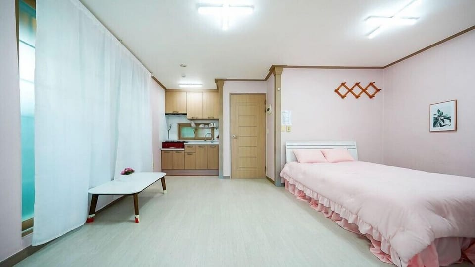 Room (Room 201)
