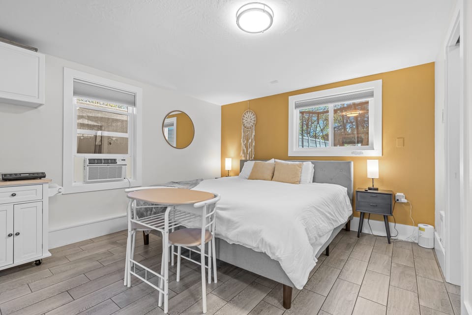 4th bedroom (adjacent studio)