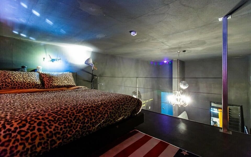 Room (F202 black)