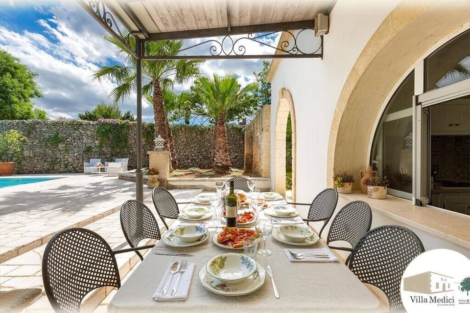 Favolosa zona pranzo all’aperto a bordo piscina per mangiare con i vostri amici e parenti