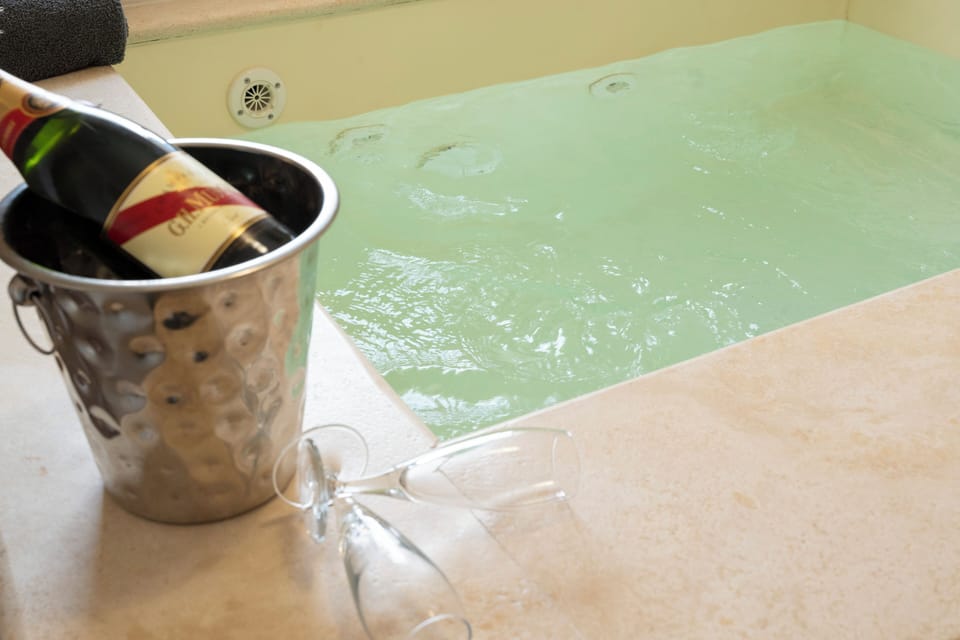 Trullo_Di_Mamma_Lucia_Ostuni_Piscina_Idromassaggio_interno_Casa_vacanza_puglia_casaurea_Property_Man (23)