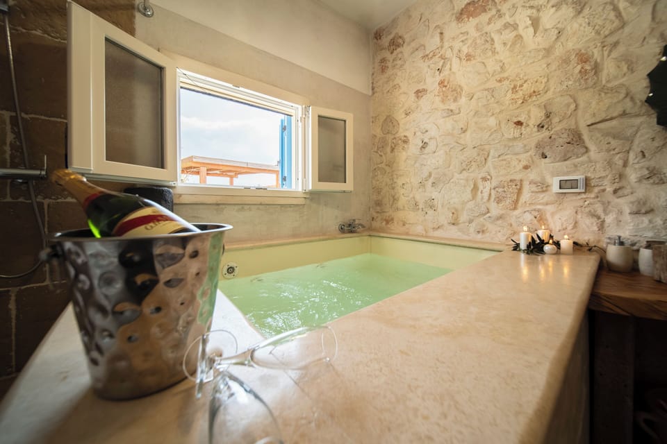 Trullo_Di_Mamma_Lucia_Ostuni_Piscina_Idromassaggio_interno_Casa_vacanza_puglia_casaurea_Property_Man (25)