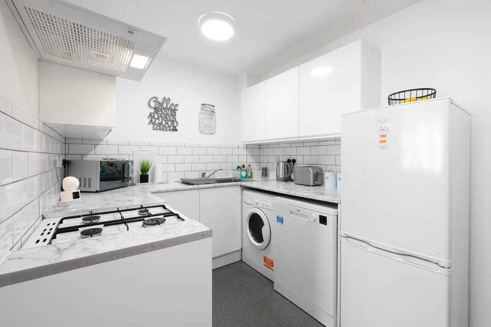 House, 1 Bedroom | Private kitchen | Fridge, microwave, toaster, freezer