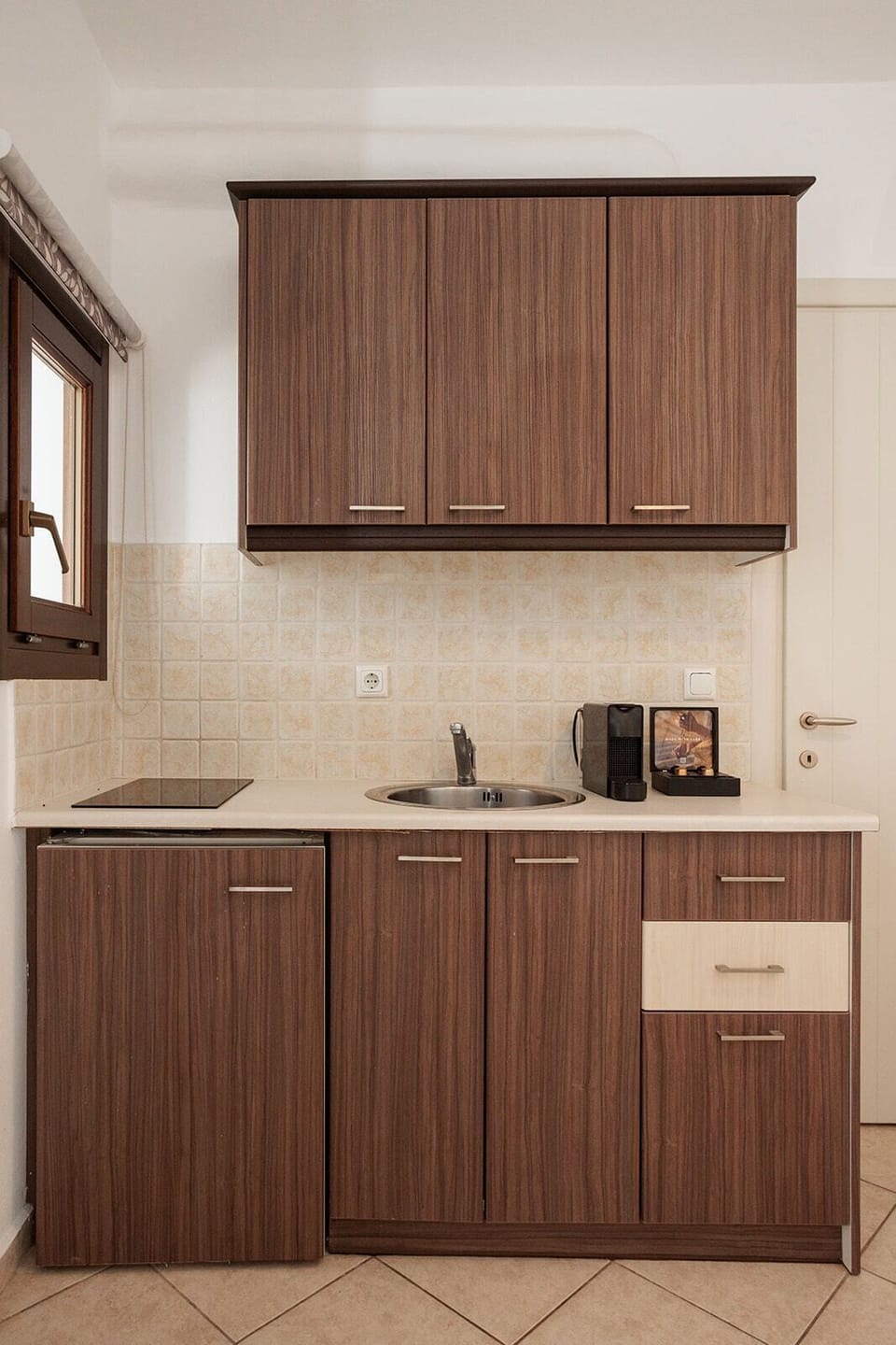 Family Studio Suite | Private kitchen | Fridge, stovetop, electric kettle, cookware/dishes/utensils