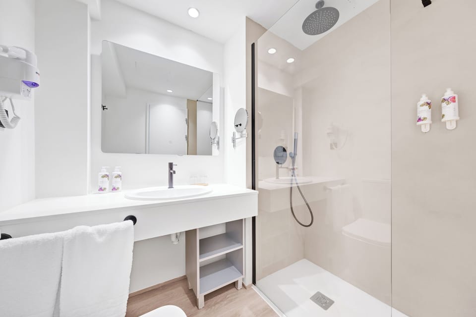 Standard Double Room, Balcony, Harbor View | Bathroom | Shower, rainfall showerhead, free toiletries, hair dryer