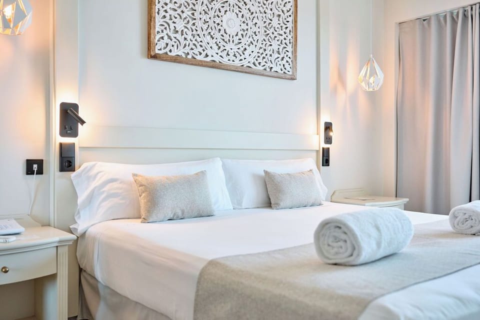 Superior Double Room, Balcony | Down comforters, in-room safe, desk, laptop workspace