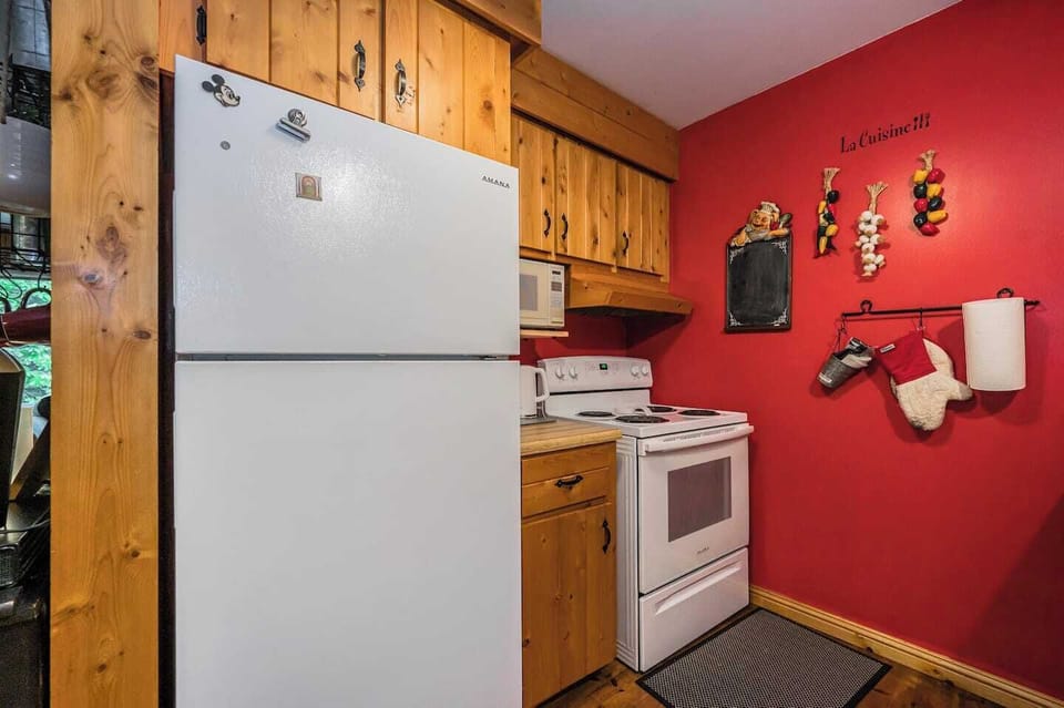 Delightful kitchen decor and fully equipped with modern appliances for your use.
