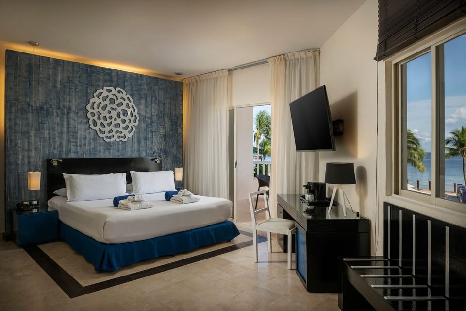Privilege Junior Suite Ocean View | Minibar, in-room safe, desk, blackout drapes