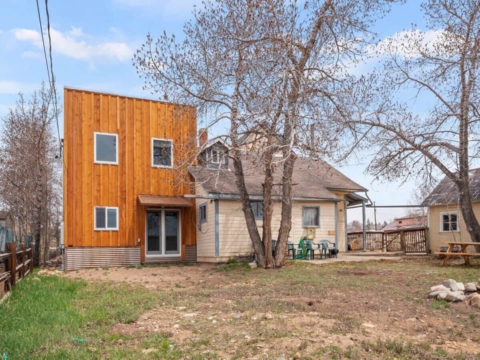 【Backyard】Fenced yard with seating — off-leash space for the dogs