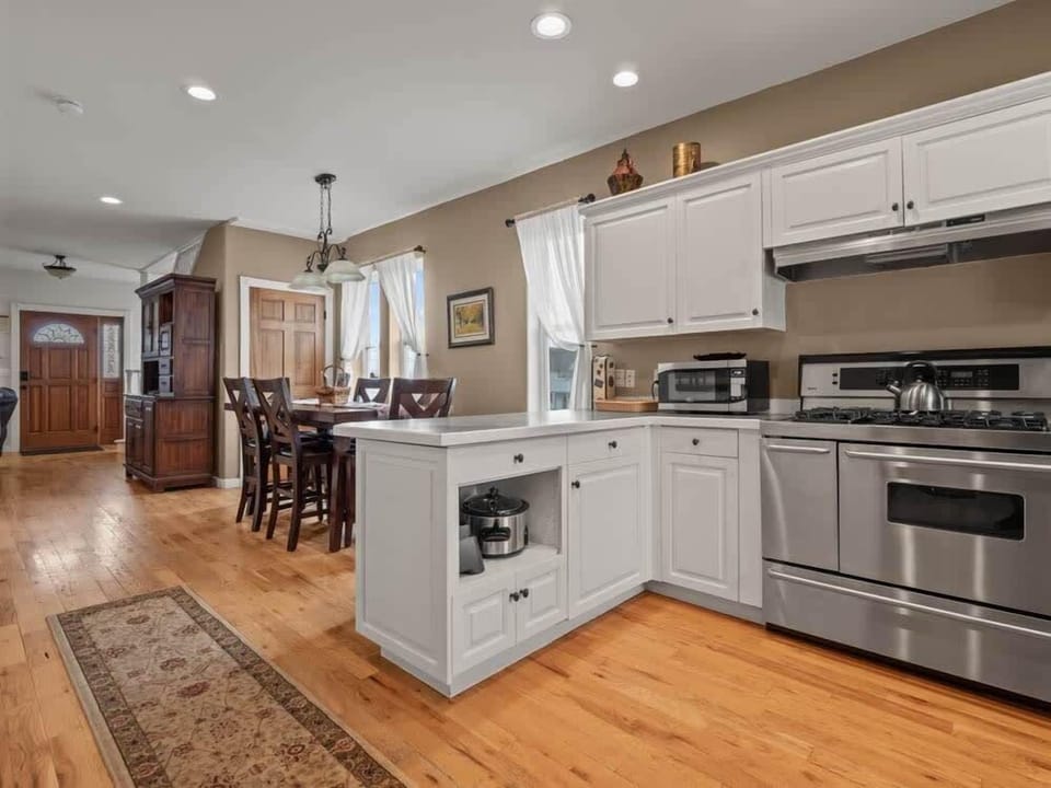 【Kitchen Bar】 Breakfast bar handles quick mornings before a trailhead start.