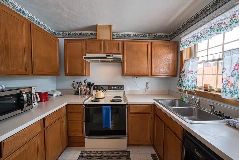 【Kitchen】Gas range, dishwasher, full-size fridge — cook dinner for 6 here