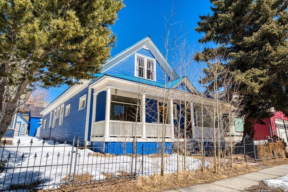 【Exterior】The blue Victorian with its wraparound porch, a block off Harrison
