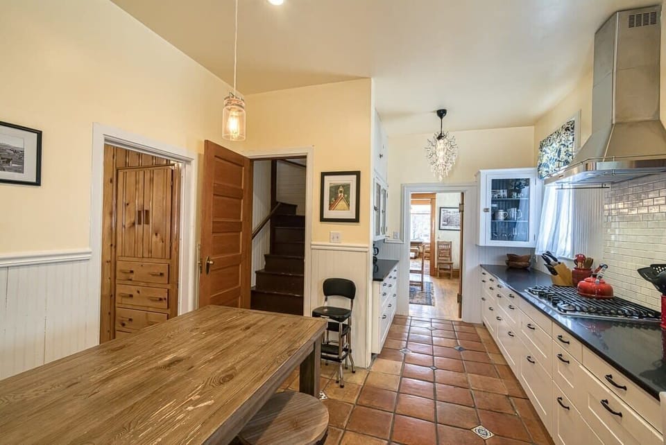 【Eat-In Kitchen】Island and breakfast seating, open and bright
