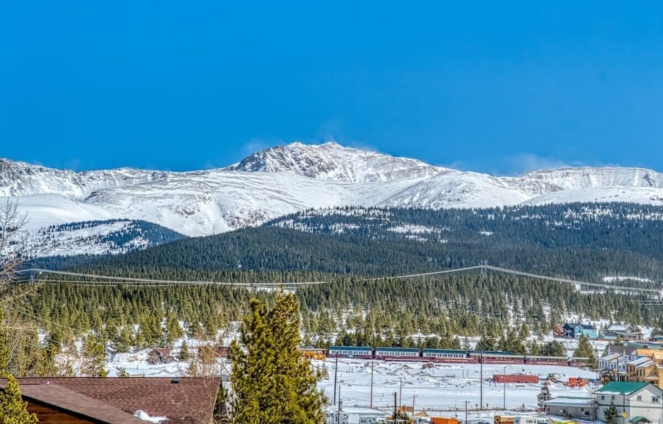 【Mountain Panorama】Wraparound view from the property — the reason we tell guests to bring a camera.