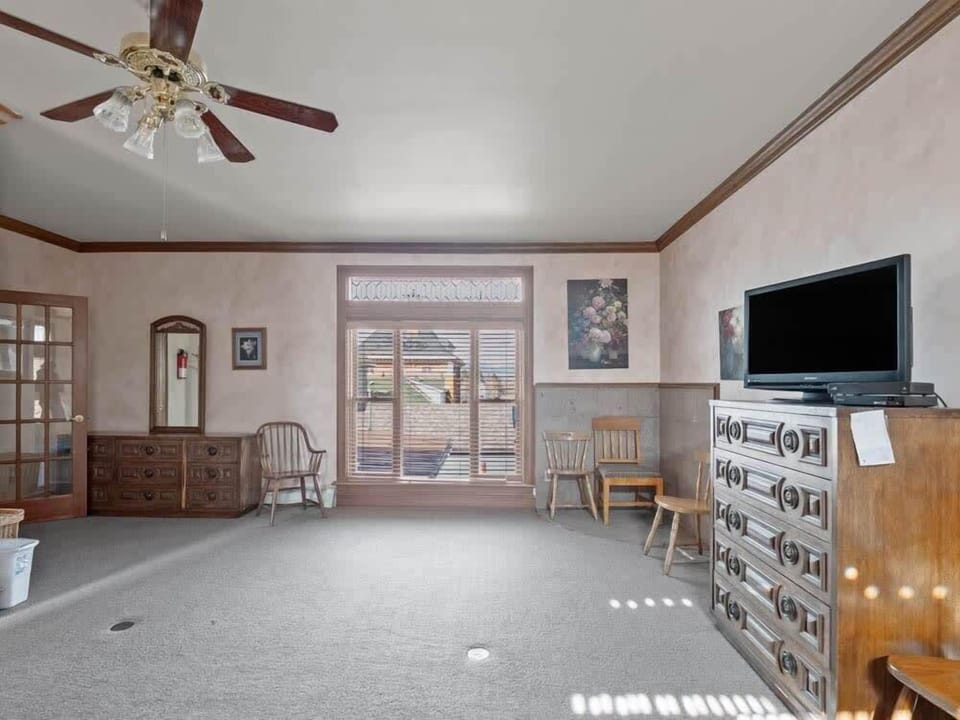 【Family Room】Second living space with a TV — split the group up