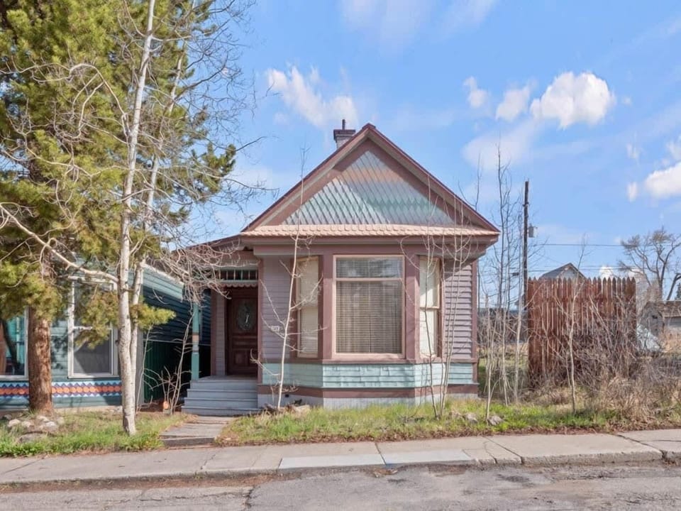 【Exterior】The Painted Lady — 19th-century color and character downtown
