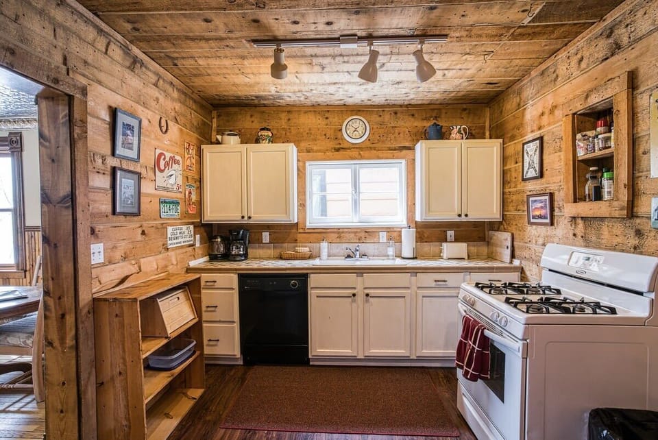 【Kitchen】 Fully equipped — cook dinner in, walk to breakfast out.