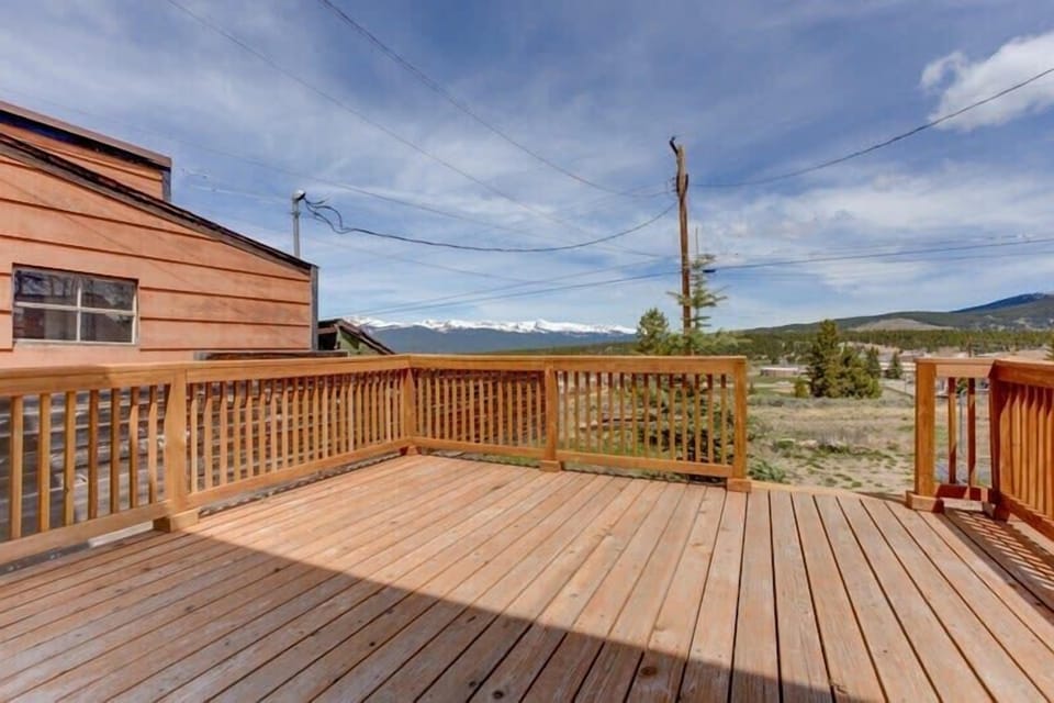 【Back Deck】 Mountain + park + library views from the back deck.