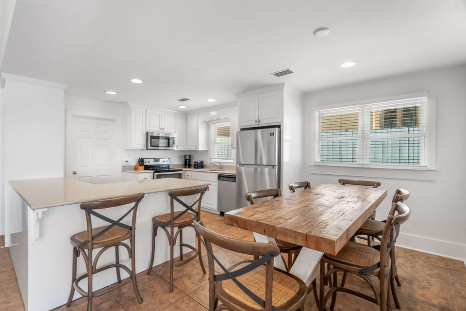 Additional dining for 8 in kitchen