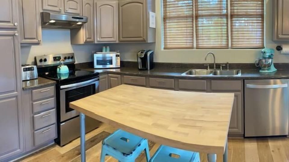 House, Multiple Beds (Otter Cove) | Private kitchen | Oven, toaster