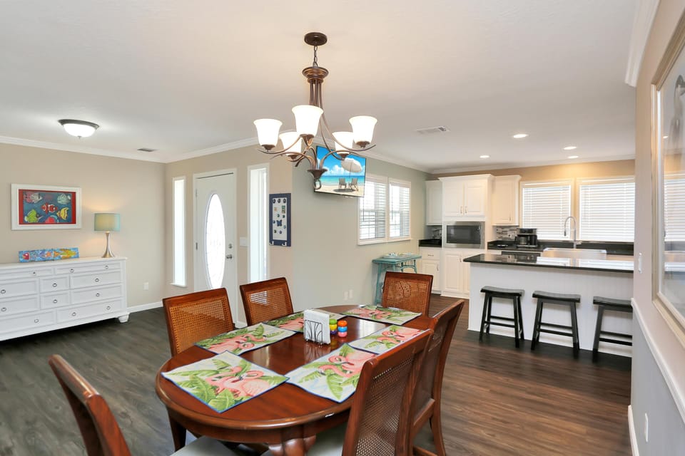 House, Multiple Beds (Salty Breeze) | Dining