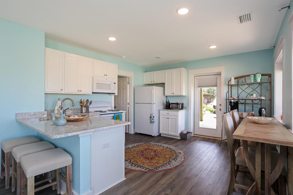 House, 2 Queen Beds (Beach View Lower) | Private kitchen | Oven
