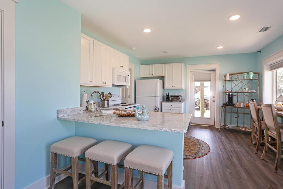 House, 2 Queen Beds (Beach View Lower) | Private kitchen | Oven