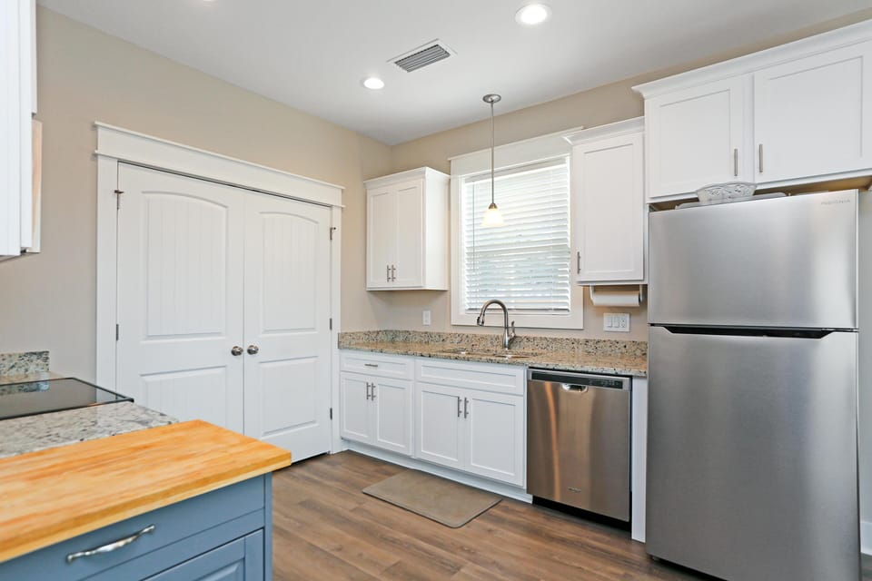 House, 2 Queen Beds (HiDune) | Private kitchen | Oven, toaster