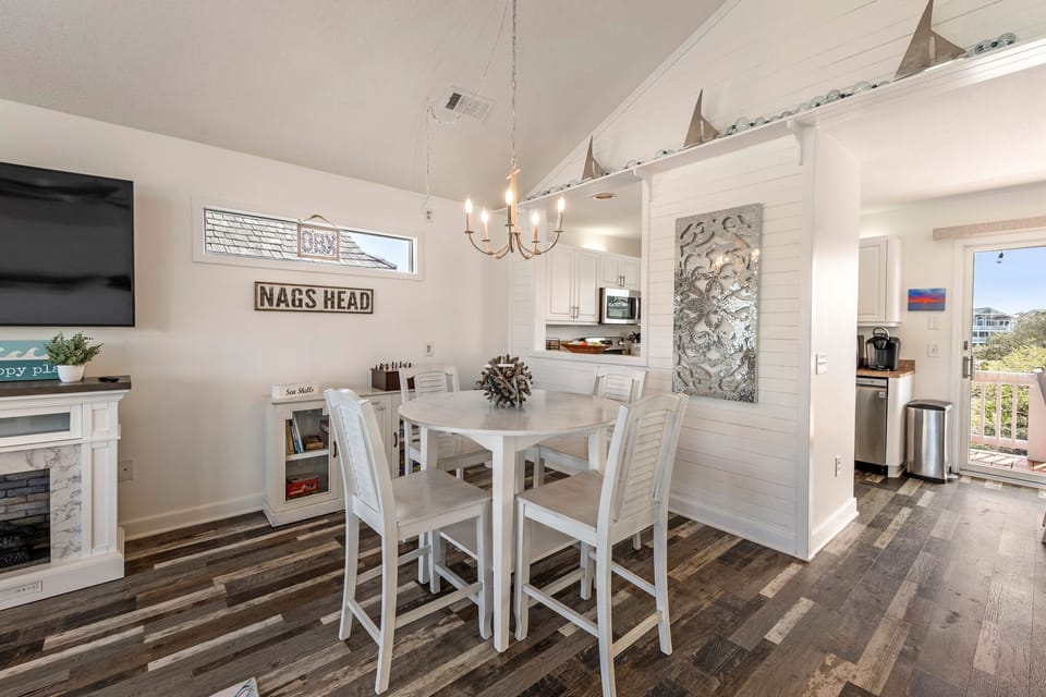 ML22: Freestyle Surf-Inn | Top Level Dining Area