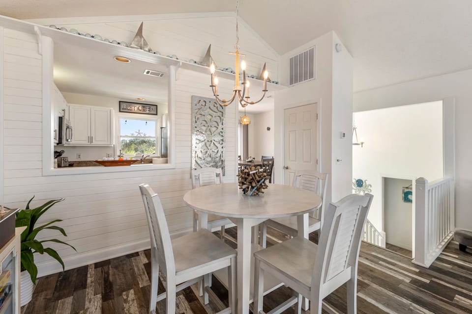 ML22: Freestyle Surf-Inn | Top Level Dining Area