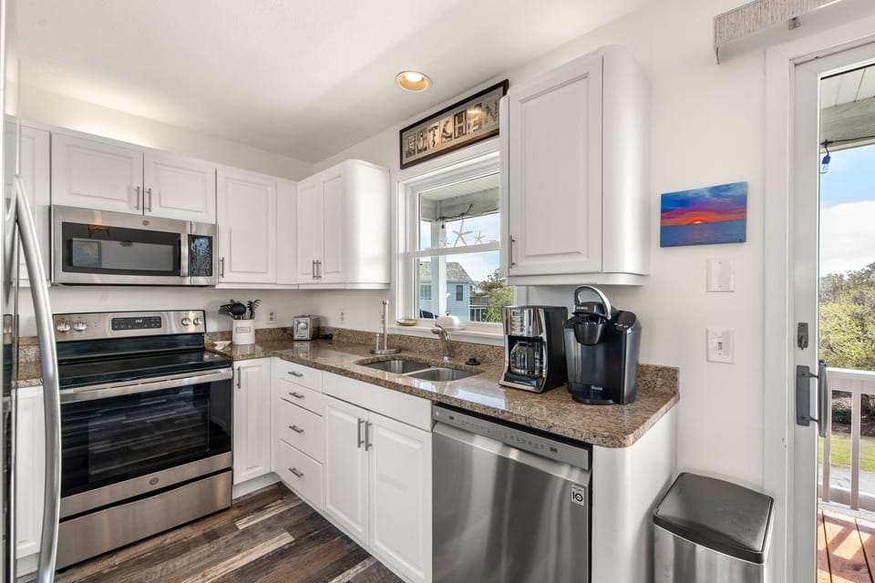 ML22: Freestyle Surf-Inn | Top Level Kitchen