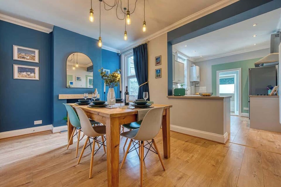 Dining area at Blue Puffin Stays Short Lets & Serviced Accommodation