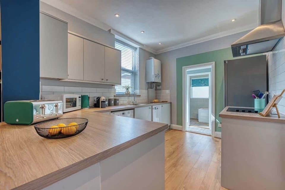 Fully equipped kitchen at Blue Puffin Stays Short Lets & Serviced Accommodation