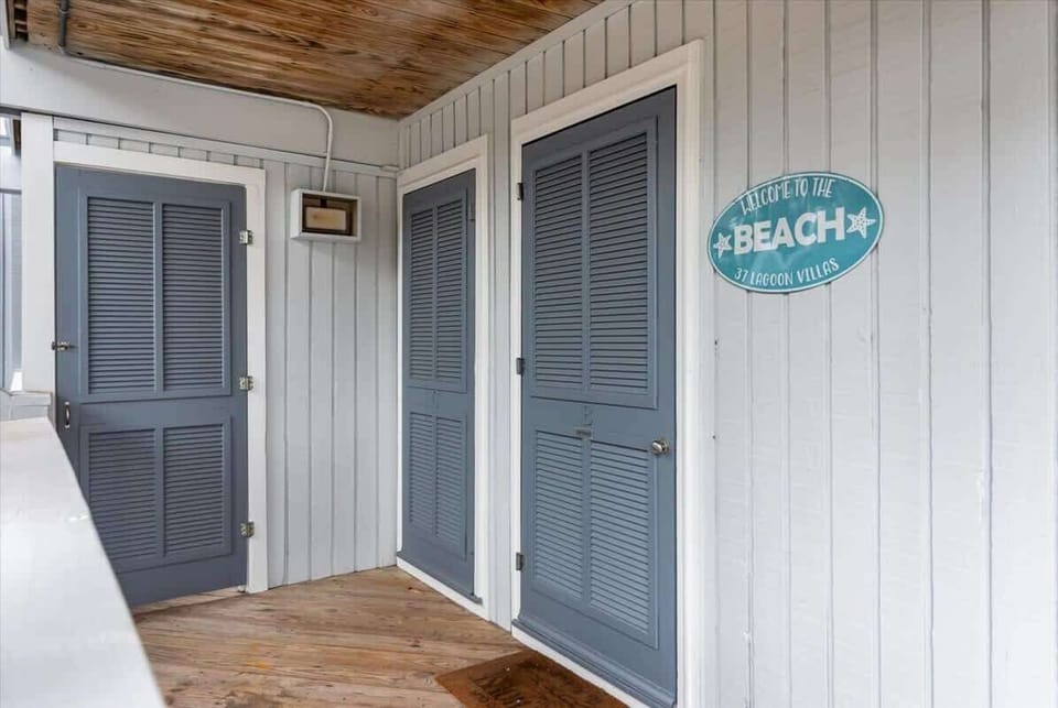 Entrance including outdoor closet w/ beach gear
