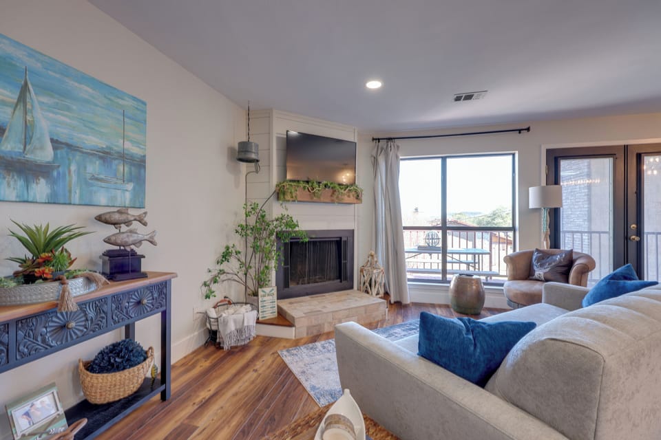 Living Room | Free WiFi | Smart TV | Fireplace | Central A/C