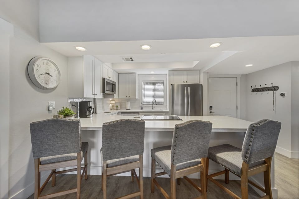 KITCHEN BAR