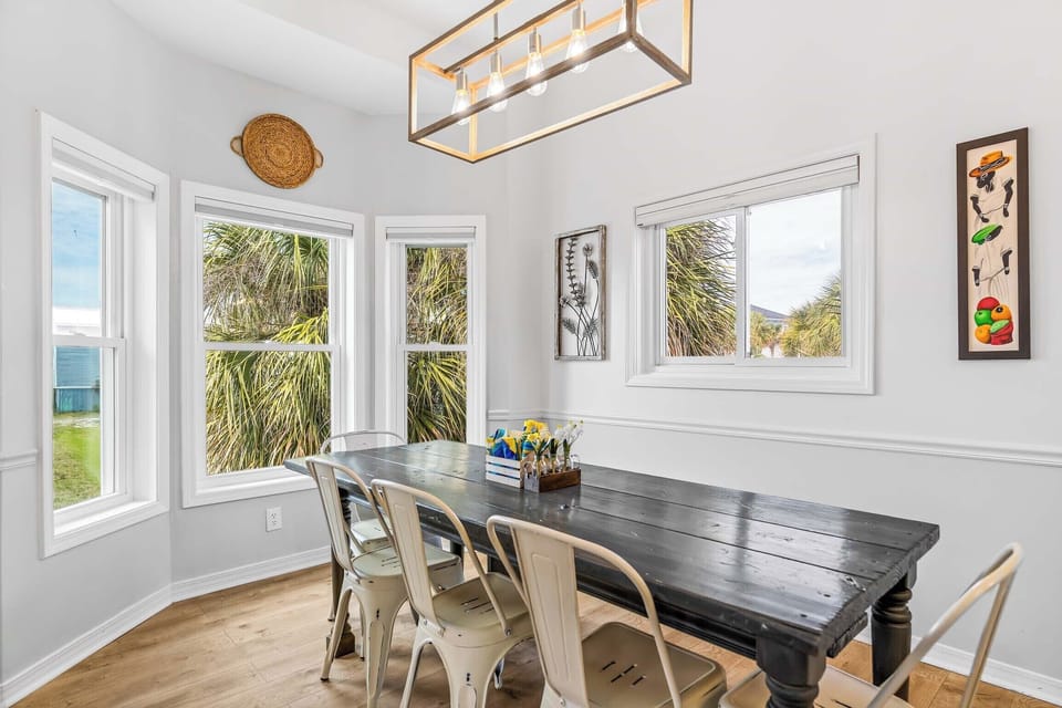 Breakfast nook off of the kitchen