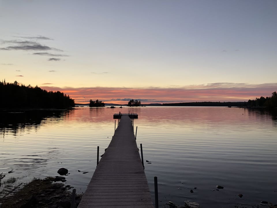 Relax on your private dock with large island at the end of it to sunbathe, swim, fish, or use 2 kayaks and 2 paddle boards to explore the lake. Perfect spot for those memorable sunsets!