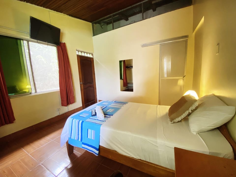Basic Single Room | Individually decorated, desk, laptop workspace, iron/ironing board