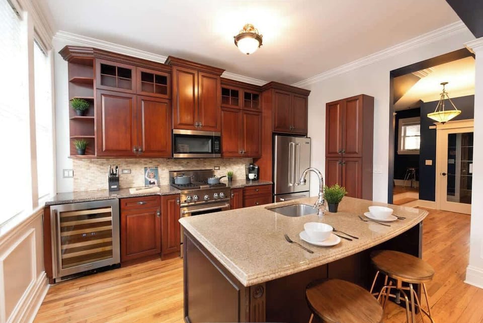 Full kitchen - wine fridge, stainless steel appliances