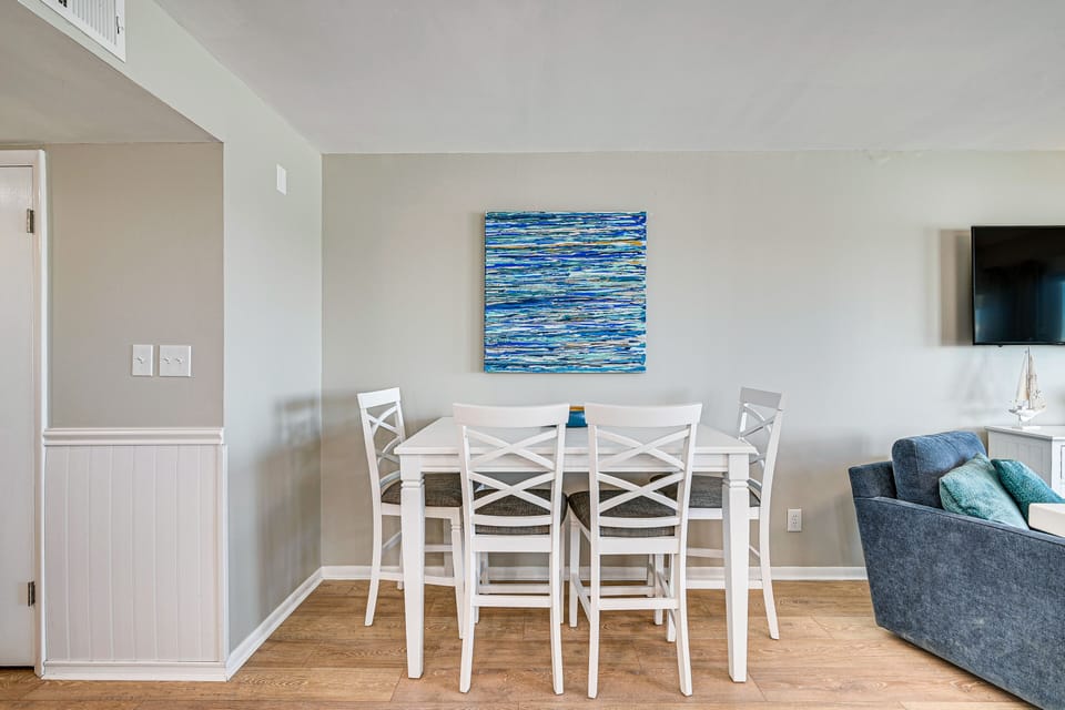 Dining Area | Dishes & Flatware Provided