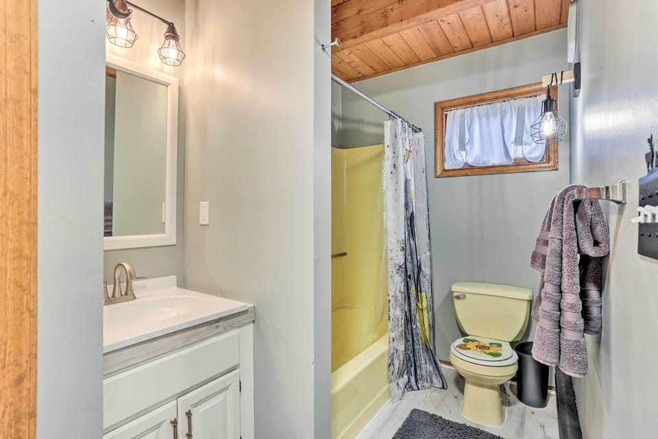 Full Bathroom | Towels Provided | Complimentary Toiletries