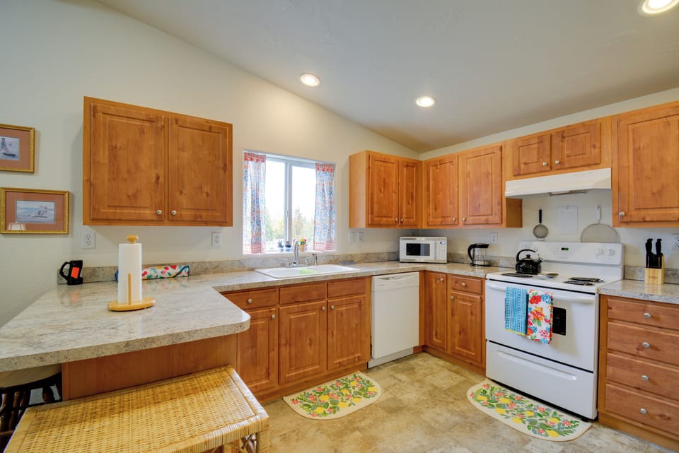 Kitchen | Coffee Maker | Dishwasher | Microwave | Hot Water Pot