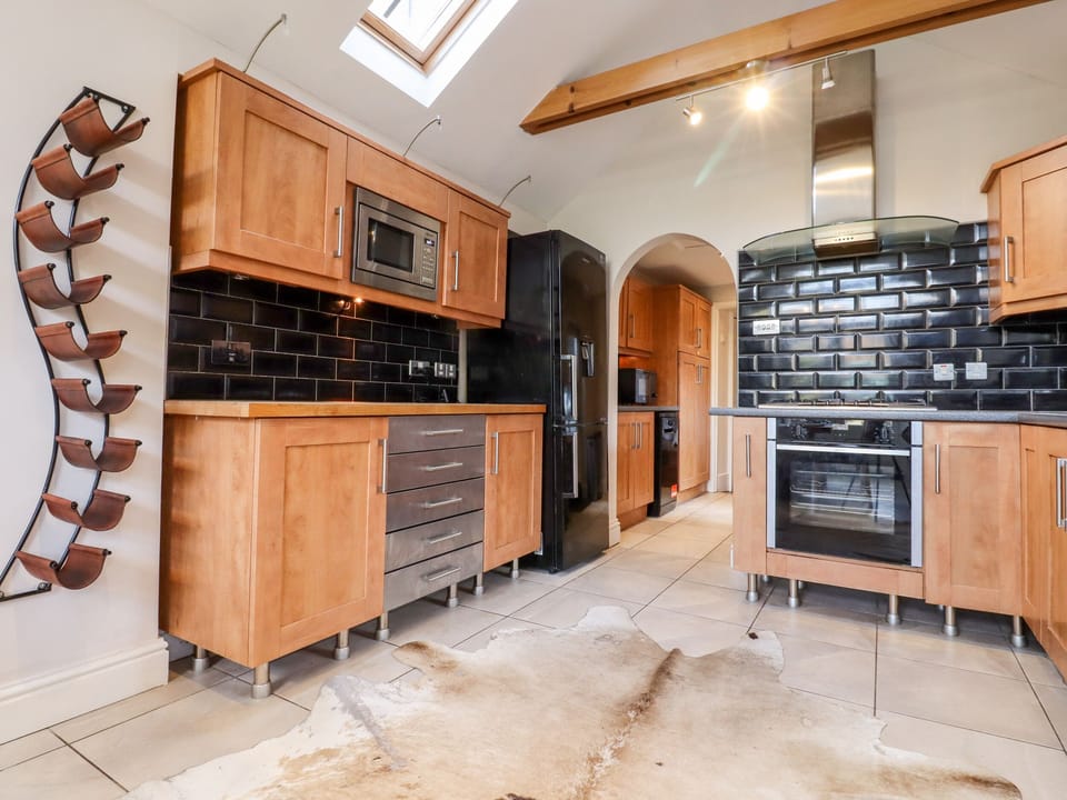 Cottage | Private kitchen | Fridge, microwave, dishwasher, toaster